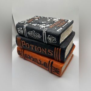 Tabletop decor - Halloween - black cat potions & spell books